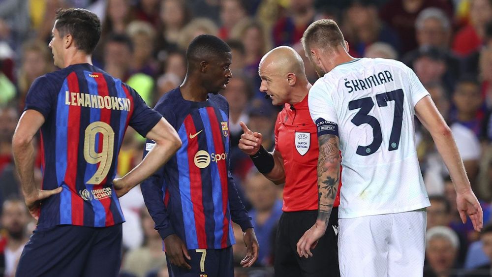 Szymon Marciniak during a Barça-Inter in 2022