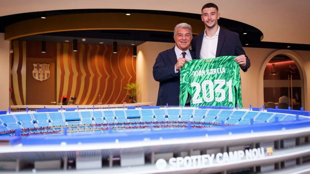 Joan García en su presentación como el jugador del FC Barcelona ante la maqueta del Spotify Camp Nou Joan García en su presentación como el jugador del FC Barcelona ante la maqueta del Spotify Camp Nou