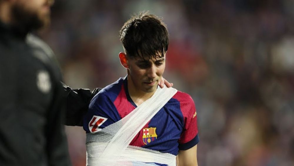 Dani Rodríguez bandaged after suffering an injury in the match against Real Valladolid
