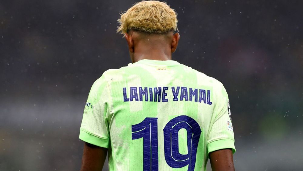 Lamine Yamal in the match between Inter Milan and FC Barcelona in the UEFA Champions League