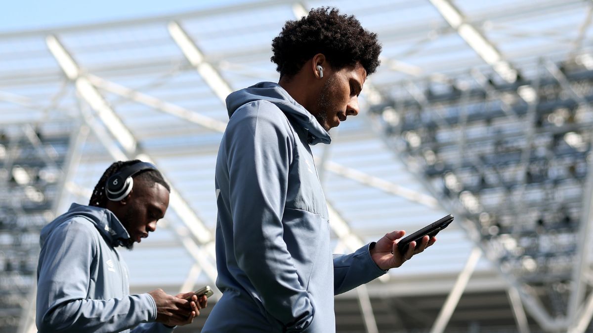 Jean Clair Todibo previo a un partido con el West Ham