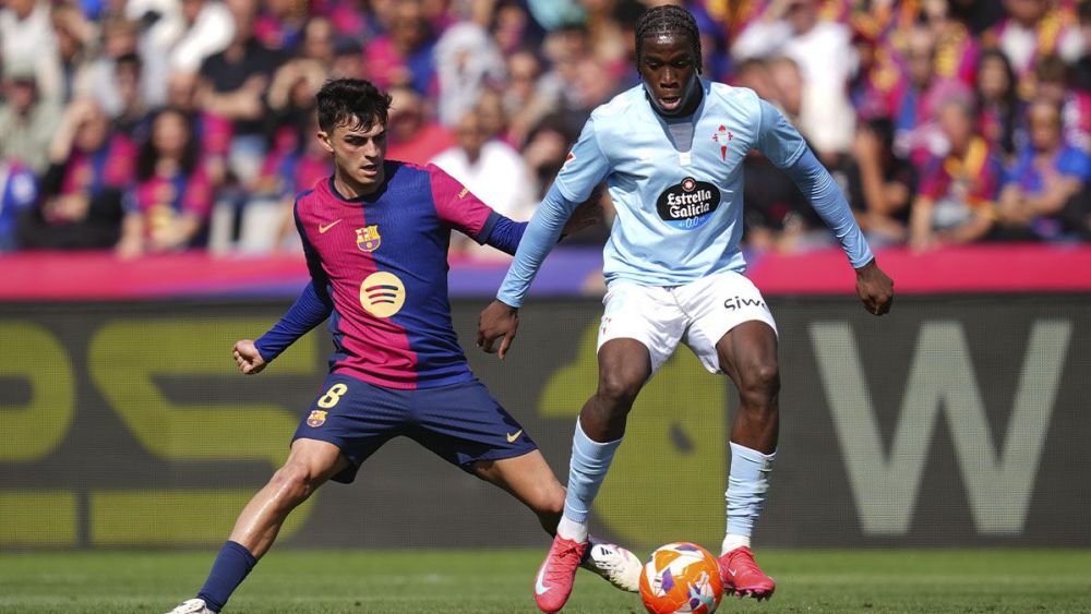 Ilaix Moriba disputing a ball with Pedri in the Barça-Celta (4-3)