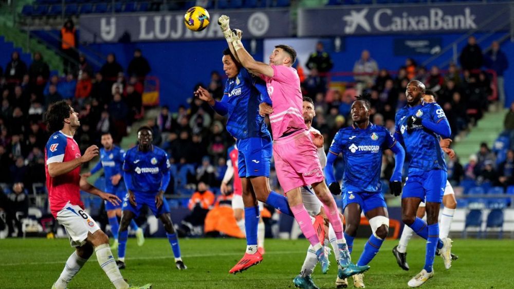 Joan García clearing a divided ball in the match between RCD Espanyol and Getafe CF