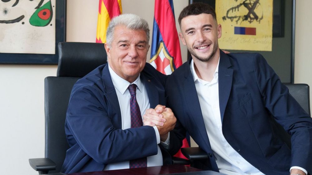Joan García and Joan Laporta at the moment of signing the contract that unites the Catalan goalkeeper to Barça