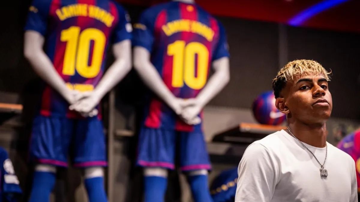 Lamine Yamal en la Botiga del FC Barcelona con las camisetas con su dorsal 10 en el fondo Lamine Yamal en la Botiga del FC Barcelona con las camisetas con su dorsal 10 en el fondo