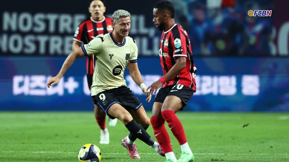 Robert Lewandowski challenging for a ball in the match between FC Seoul and FC Barcelona