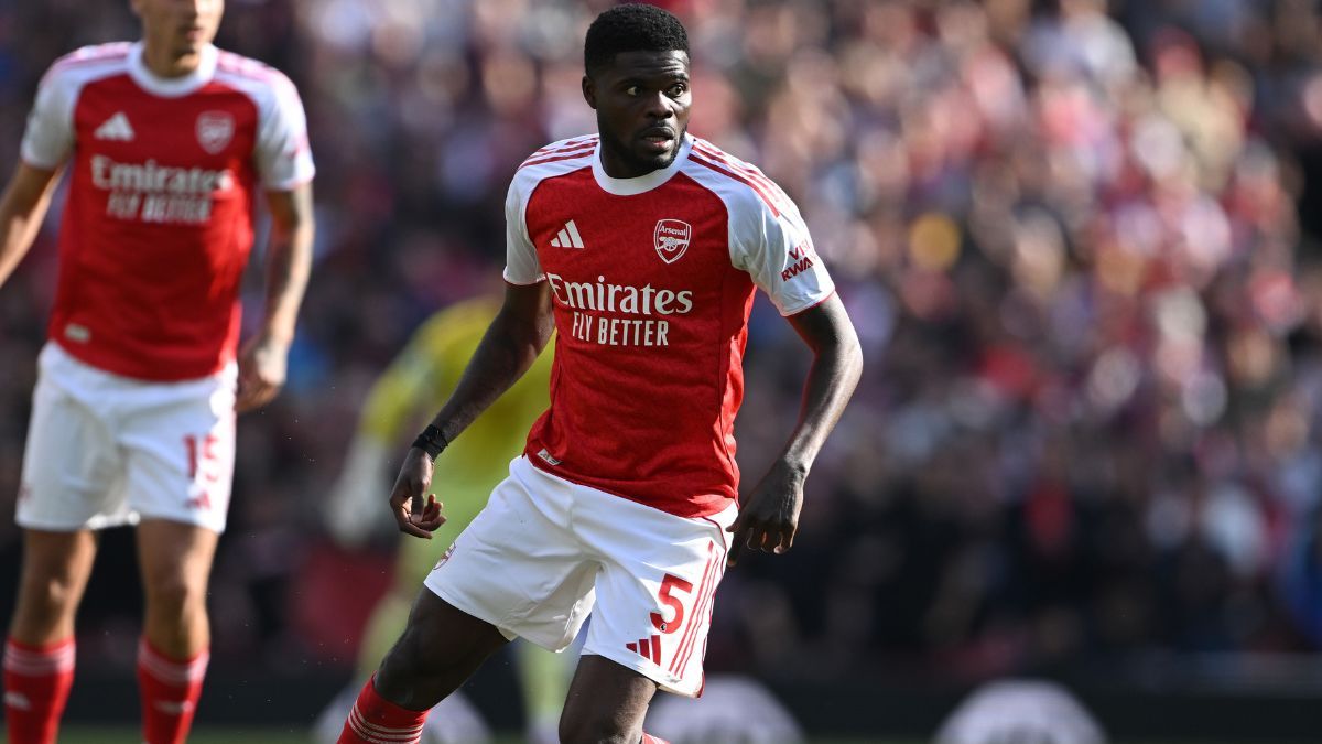Thomas Partey en el duelo entre el Arsenal y el Newcastle United en la Premier League