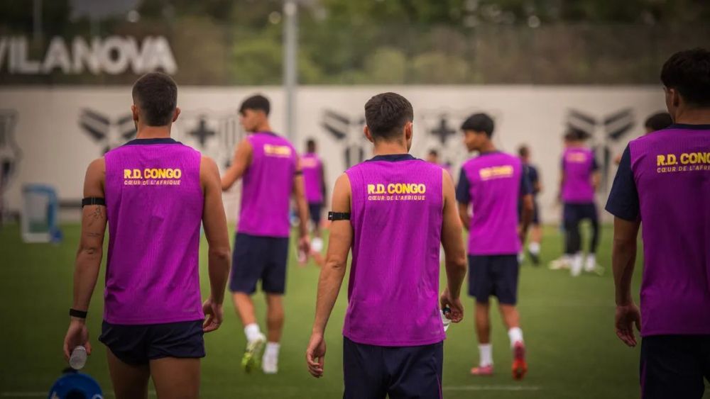 FC Barcelona players in training showing off the new sponsorship with RD Congo
