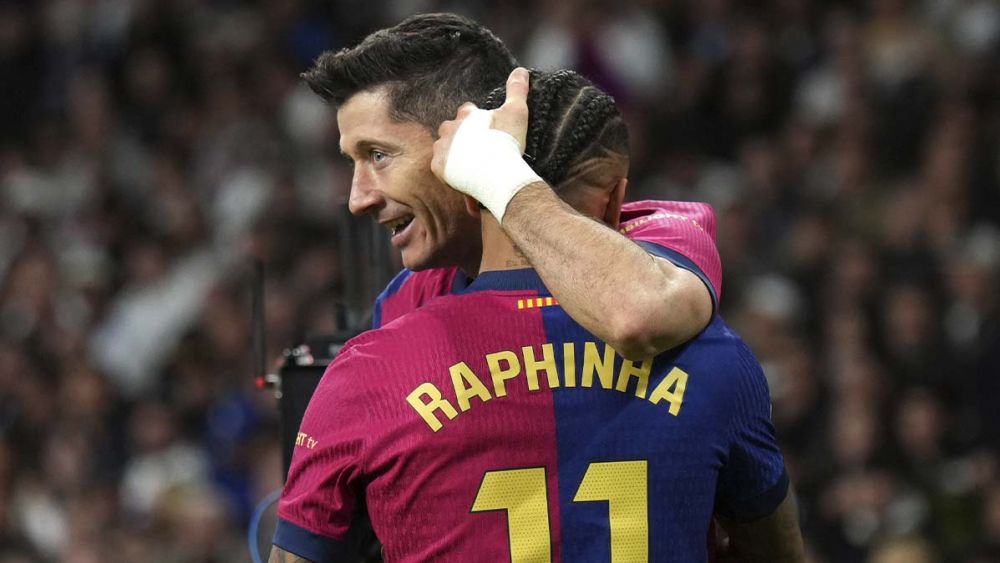 Lewandowski and Raphinha, celebrating a goal with Barça