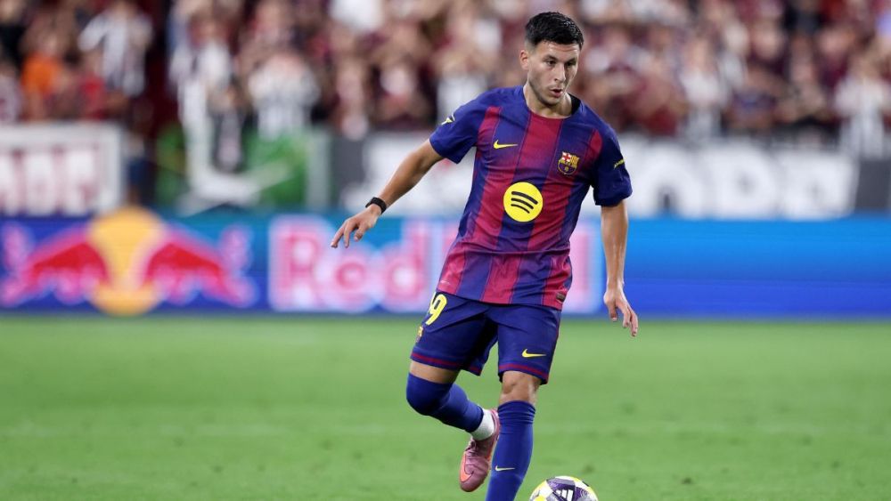 Roony Bardghji in a friendly match with Barcelona in the 25/26 Asian preseason
