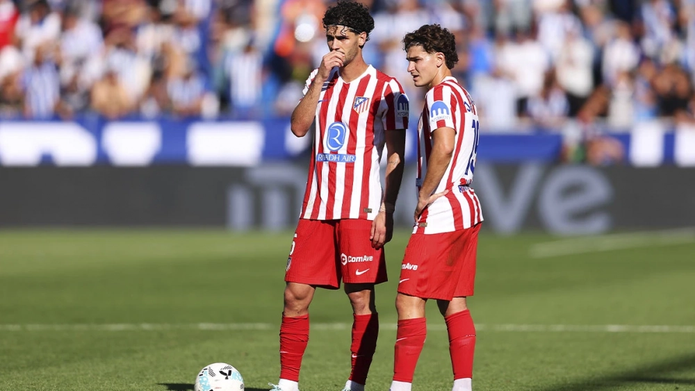Jhonny Cardoso y Julián Álvarez conversan durante el Alavés-Atlético (1-1)
