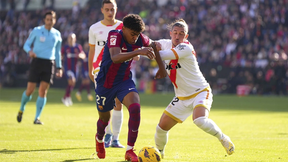 Lamine Yamal challenging for a ball in the Rayo-Barça (1-1) match of 2023