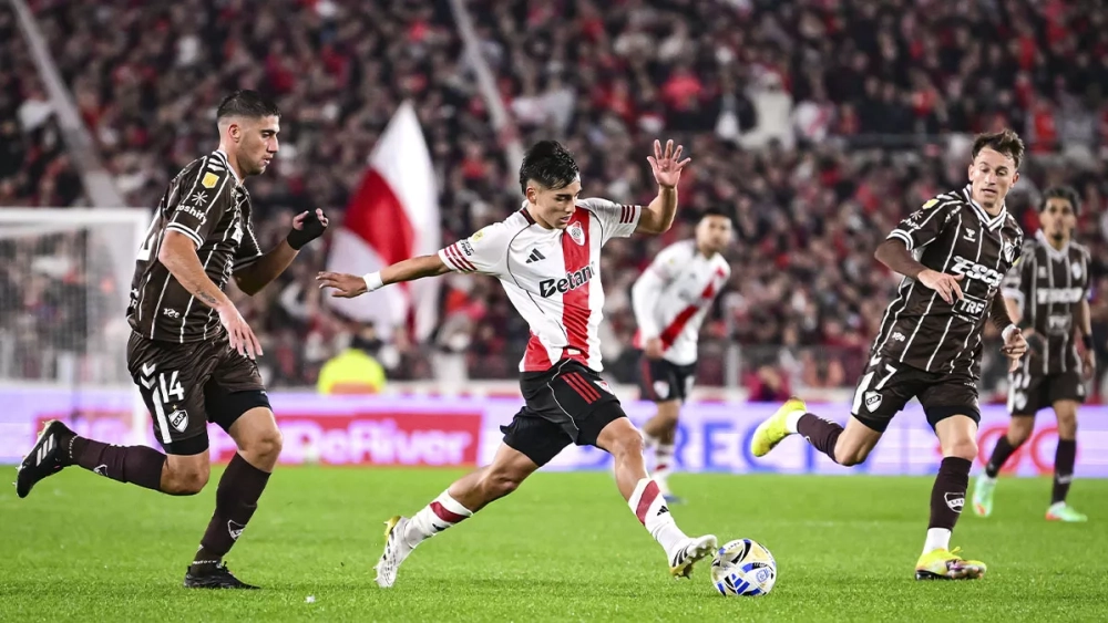 Ian Subiabre in an Argentine league match with River Plate