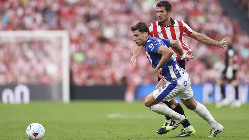 Lucas Boyé and Dani Vivian, disputing a ball in Athletic-Alavés (0-1)