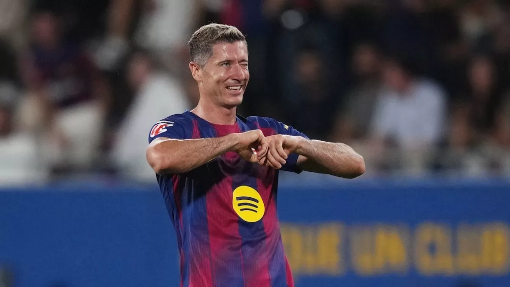 Robert Lewandowski celebrates his brace against Valencia