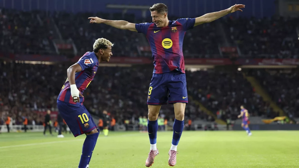 Lamine Yamal and Robert Lewandowski celebrate Barça's second goal
