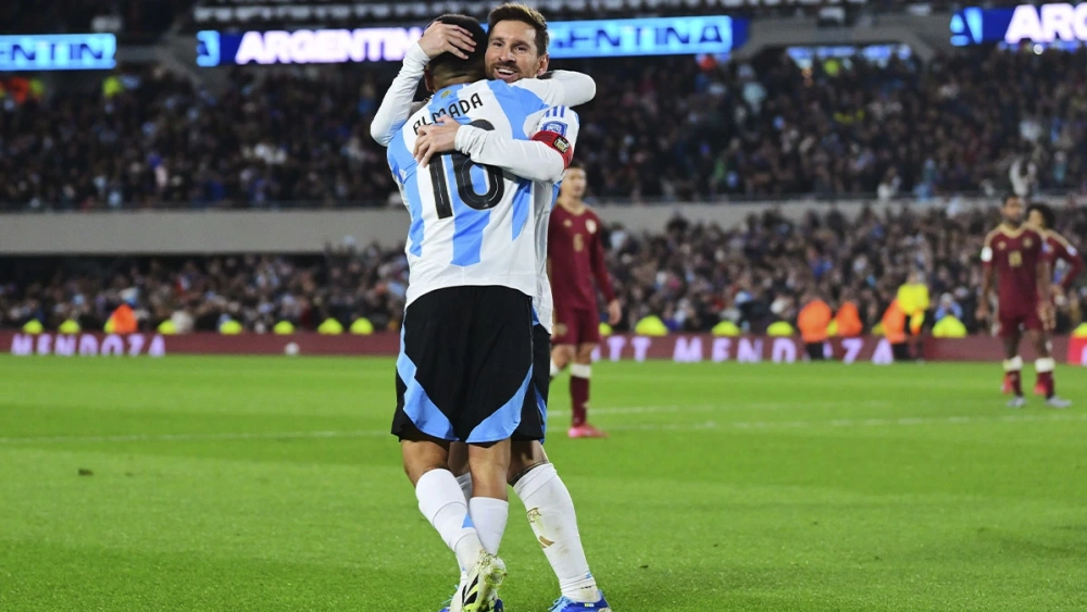 Thiago Almada celebrates a goal against Venezuela (3-0) with Leo Messi