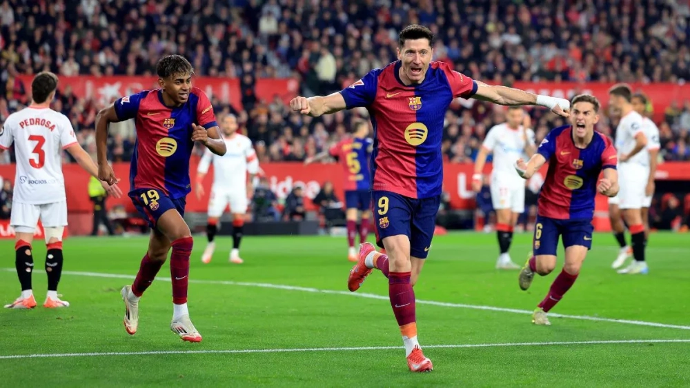 Lewandowski celebra su gol ante el Sevilla con el FC Barcelona