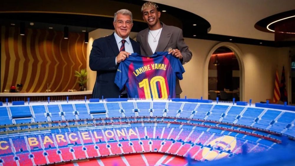 Lamine Yamal and Joan Laporta in front of the Spotify Camp Nou model