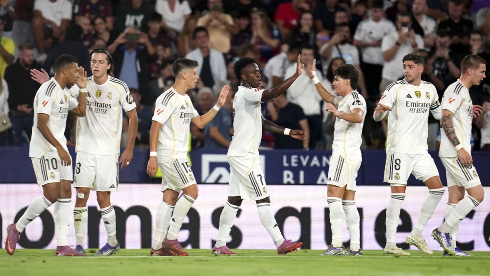 Real Madrid players celebrate one of their goals against Levante (1-4)