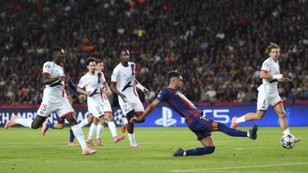 Ferran Torres scoring the first goal for Barça against PSG