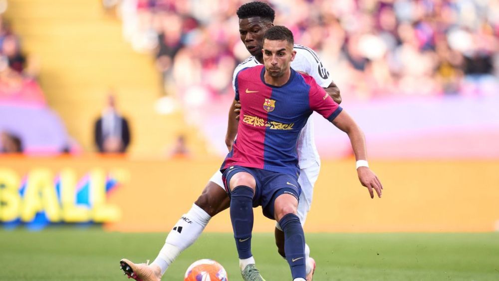 Ferran Torres en un duelo contra Aurélien Tchouaméni en el Clásico Barça-Madrid en LaLiga EA Sports