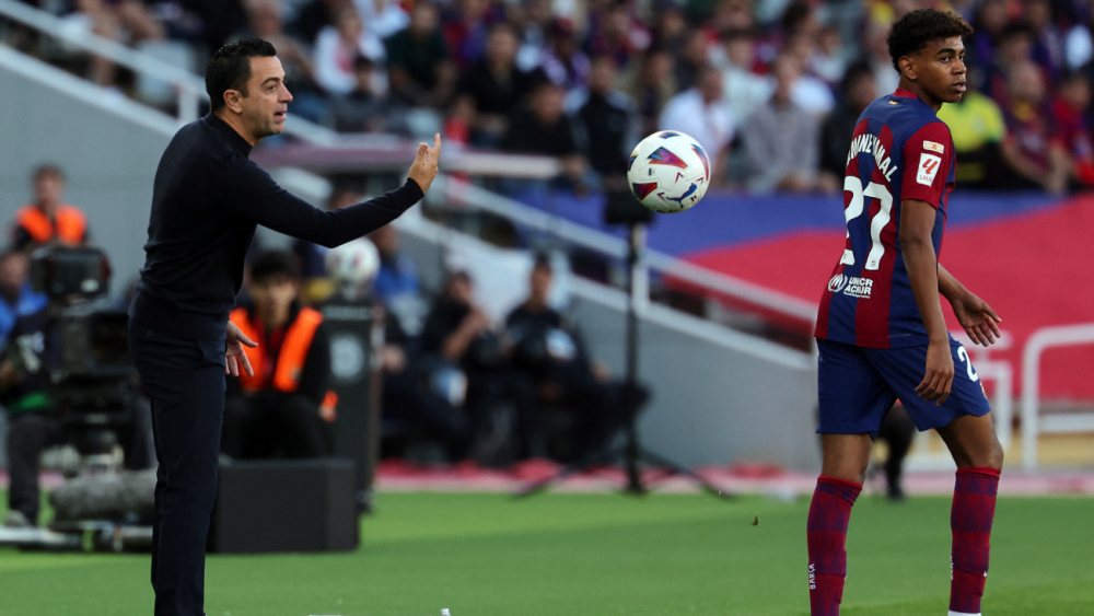 Lamine Yamal and Xavi Hernández in the match against Real Madrid for LaLiga