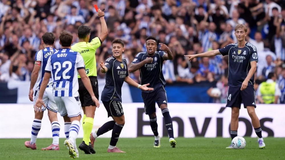 Red card to Dean Huijsen in Real Madrid vs Real Sociedad of LaLiga