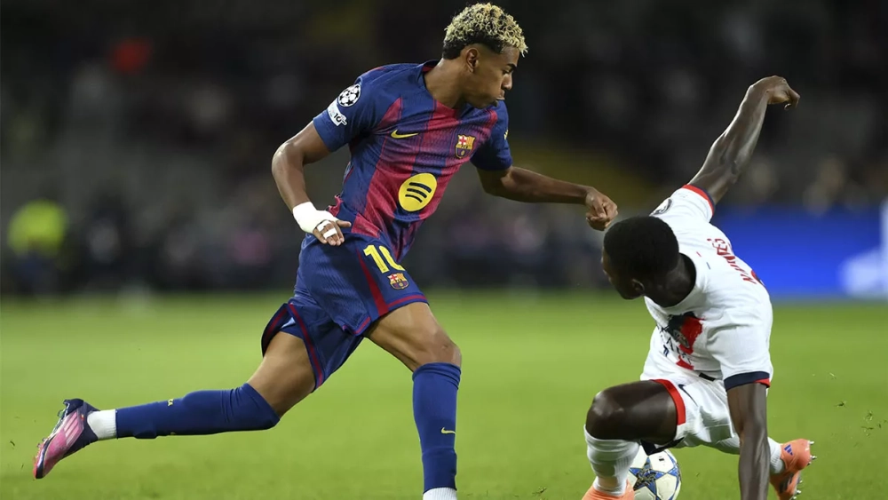 Lamine Yamal and Nuno Mendes during the Barça-PSG