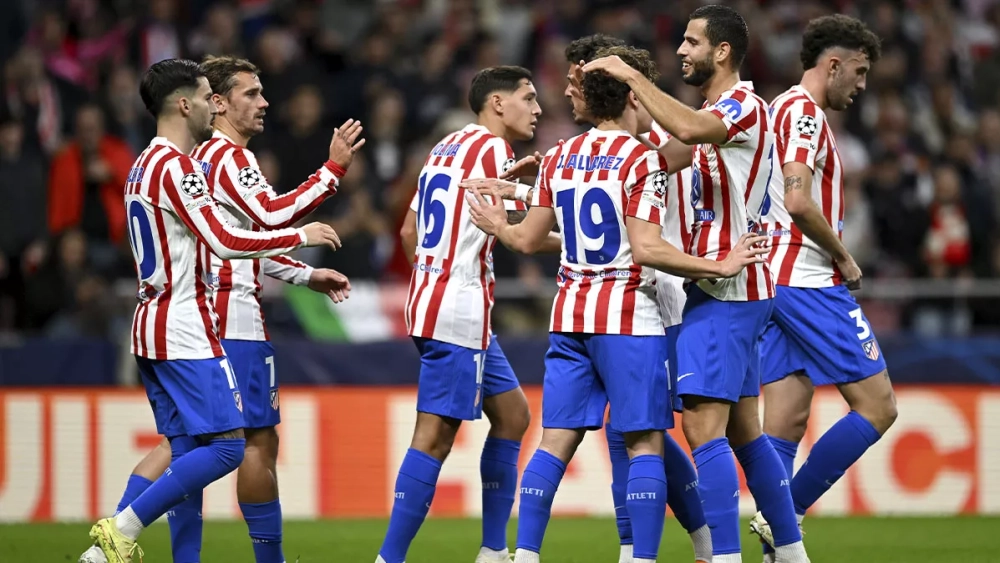 Atlético de Madrid players celebrate a goal by Julián Álvarez against U. Saint-Gilloise