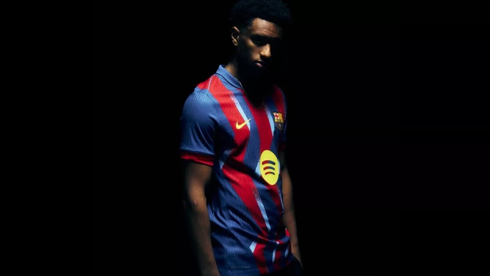 Alejandro Balde wearing the fourth Barça 25/26 jersey