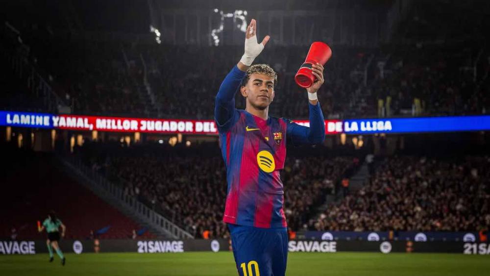 Lamine Yamal offers his November MVP to Camp Nou