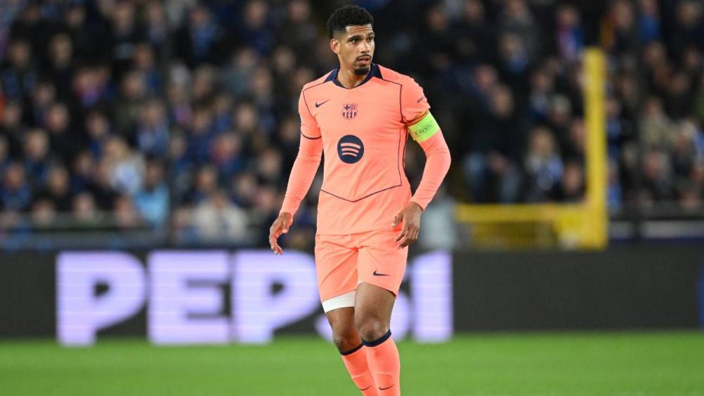 Ronald Araujo in a Champions League match with Barça