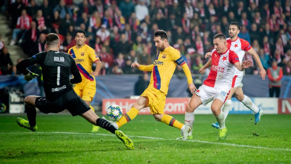 Leo Messi scoring a goal against Slavia Prague in 2019