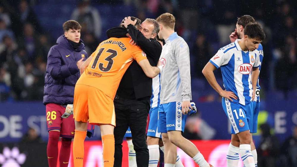 Flick is amazed by Joan García after his exhibition in Cornellá